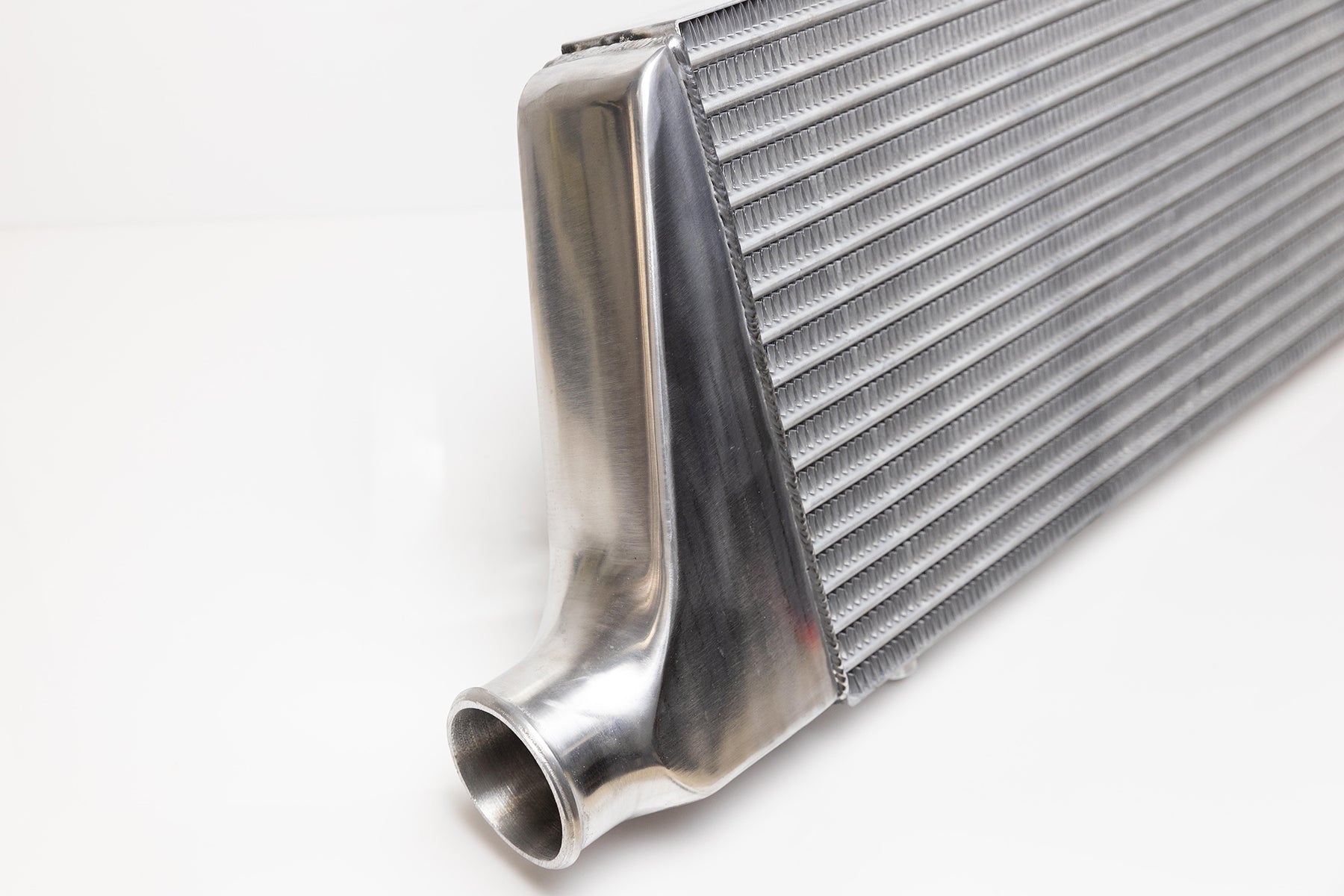 UNIVERSAL INTERCOOLER SPEC TYPE-24, BOTTOM 70mm INLET/OUTLET - (12001402)